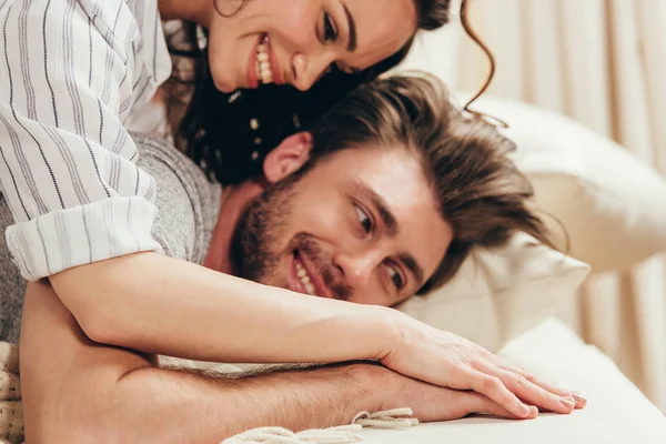 Jeune couple étreignant à la maison — Photo de stock