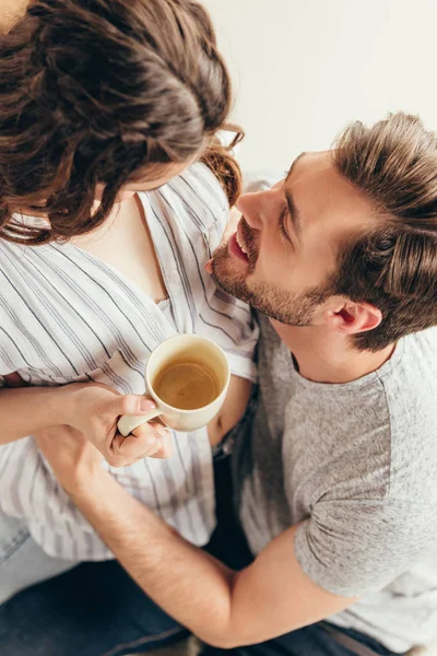 Jeune couple étreignant à la maison — Photo de stock