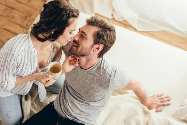 Jeune couple étreignant à la maison — Photo de stock