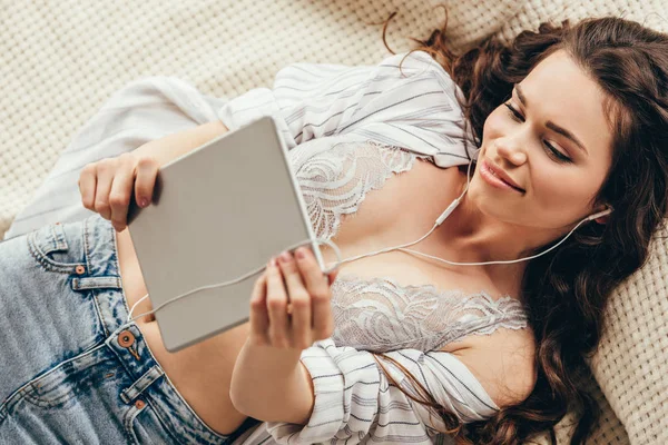 Junge Frau mit digitalem Tablet — Stockfoto