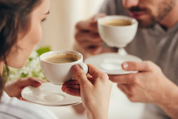 Jeune couple boire du café à la maison — Photo de stock