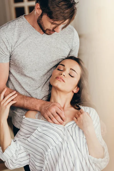 Hombre tocando pecho de la mujer sensual - foto de stock