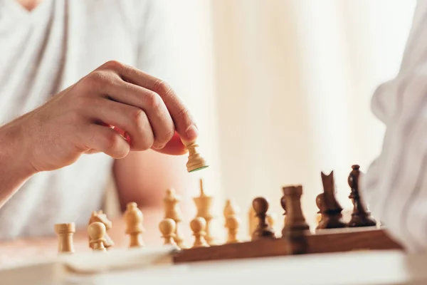 Mann bewegt Schachfigur während des Spiels — Stockfoto