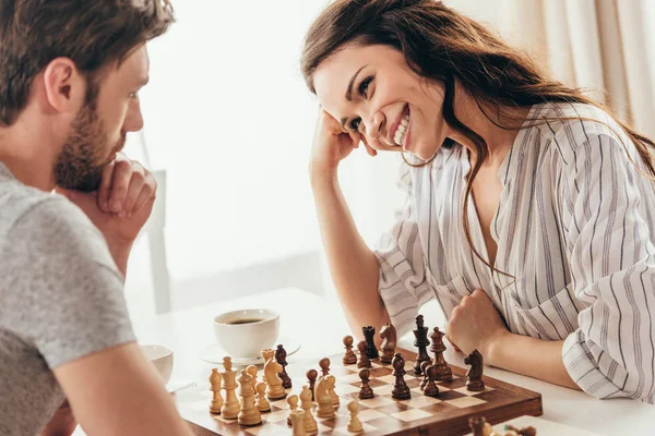 Jovem casal jogar xadrez em casa — Fotografia de Stock