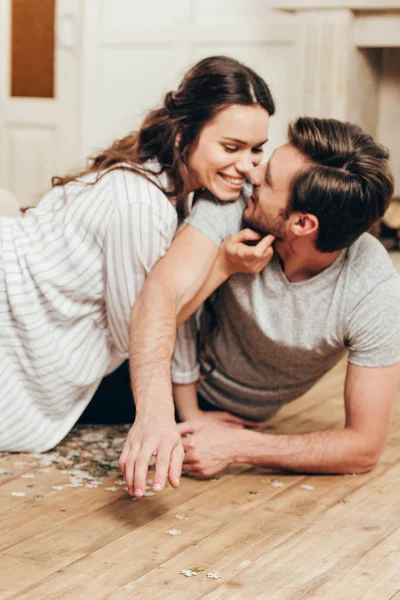 Sonriente pareja capaz de besar en casa - foto de stock