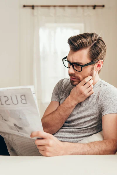 Homme lisant le journal à la maison — Photo de stock