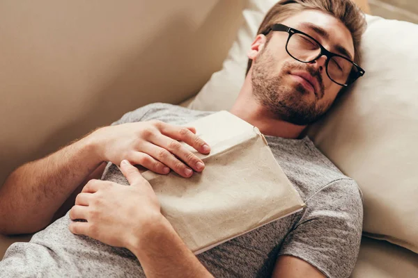 Молодий чоловік спить з книгою вдома — стокове фото