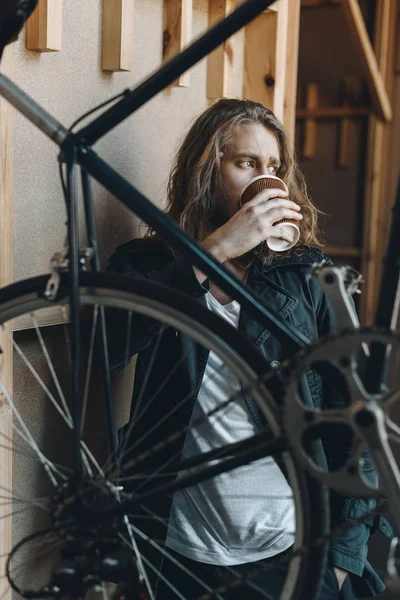 Junger Mann trinkt Kaffee — Stockfoto