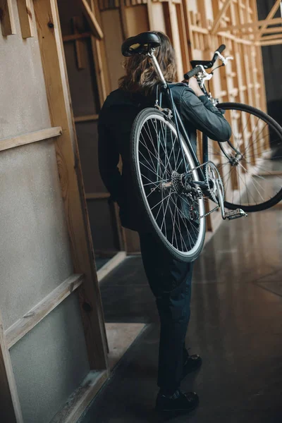 Joven con bicicleta - foto de stock