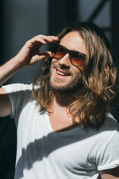 Hombre guapo de pelo largo - foto de stock