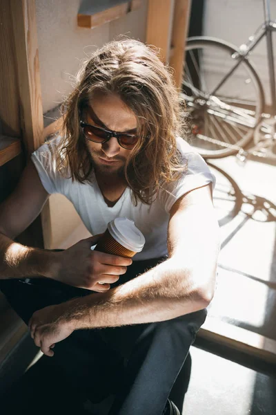 Молодий чоловік п'є каву — стокове фото