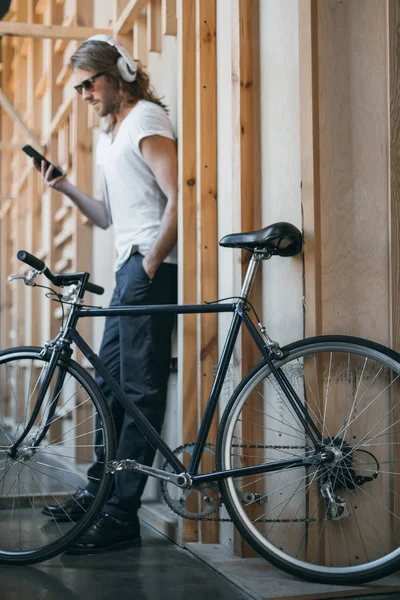 Giovane con bicicletta — Foto stock