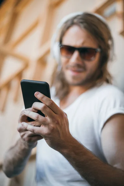 Man using smartphone — Stock Photo