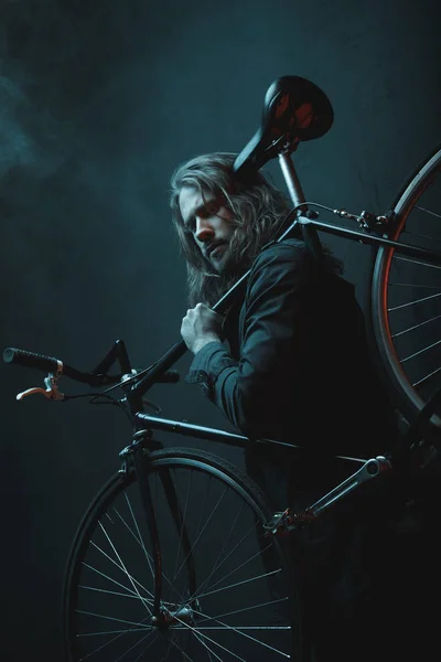 Joven con bicicleta — Stock Photo