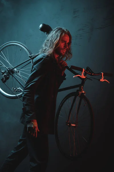 Joven con bicicleta — Stock Photo