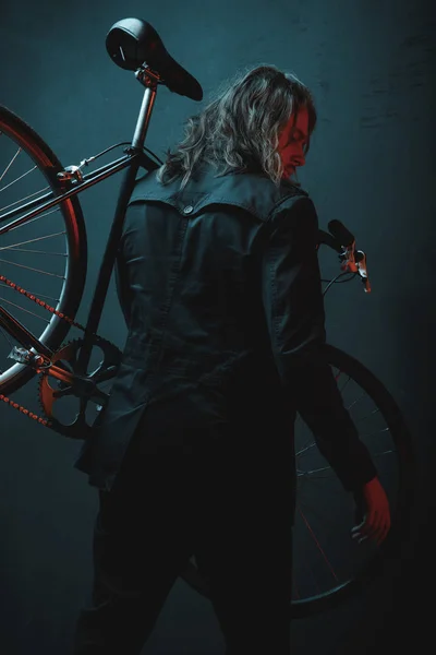 Молодий чоловік з велосипедом — стокове фото