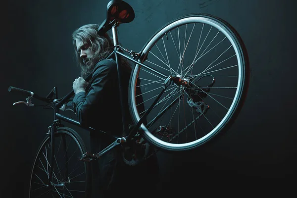 Joven con bicicleta - foto de stock