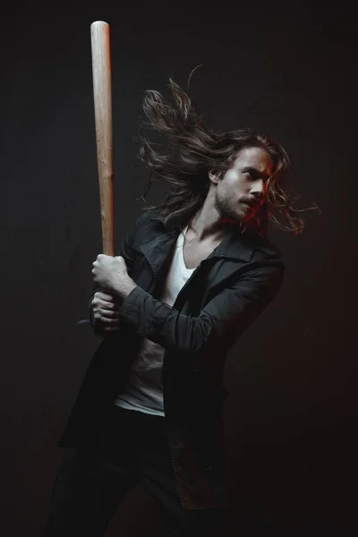 Jeune homme avec batte de baseball — Photo de stock