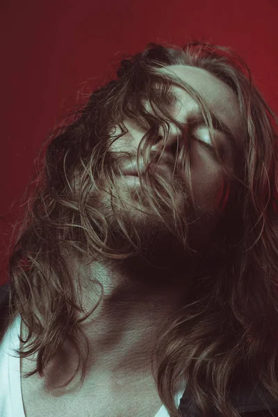 Homme aux cheveux longs avec les yeux fermés — Photo de stock