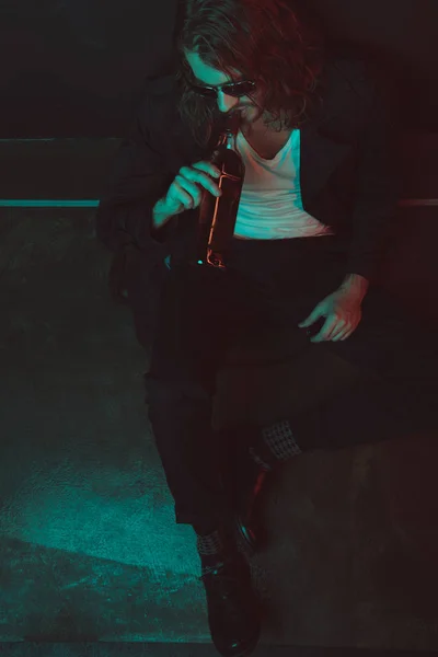 Alkoholiker mit Sonnenbrille trinkt Alkohol aus Flasche — Stockfoto
