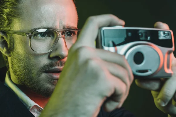 Homem tirando foto na câmera compacta — Fotografia de Stock