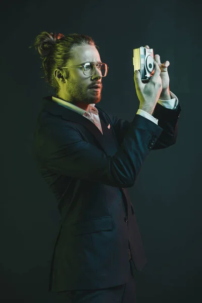 Hombre de traje tomando fotos en la cámara - foto de stock