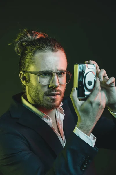 Hombre con estilo tomando fotos en la cámara - foto de stock