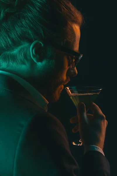 Eleganter Mann trinkt Cocktail aus Glas — Stockfoto