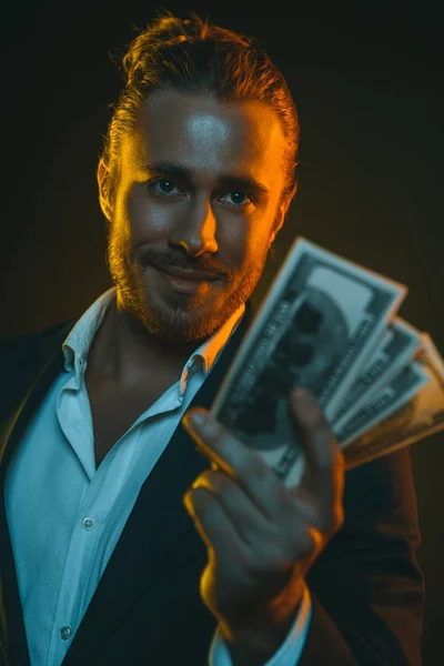 Uomo che ci tiene banconote in dollari — Foto stock