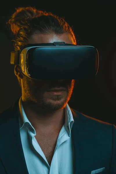 Homem usando fone de ouvido de realidade virtual — Stock Photo