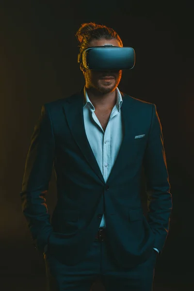 Homme utilisant casque de réalité virtuelle — Photo de stock