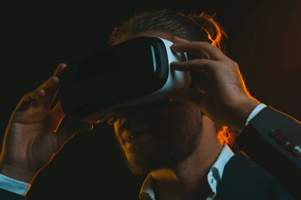 Man using virtual reality headset — Stock Photo