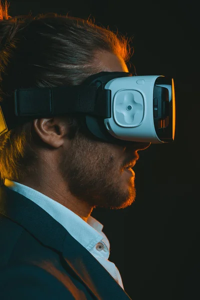 Homme utilisant casque de réalité virtuelle — Photo de stock
