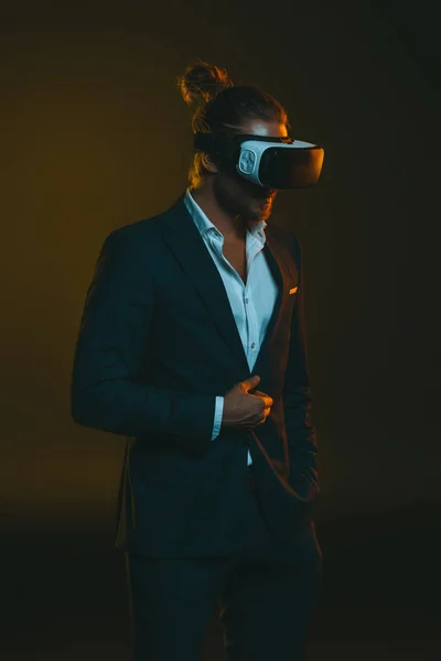 Hombre usando auriculares de realidad virtual - foto de stock