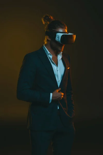 Uomo utilizzando cuffie realtà virtuale — Foto stock