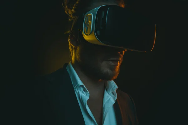 Homme utilisant casque de réalité virtuelle — Photo de stock