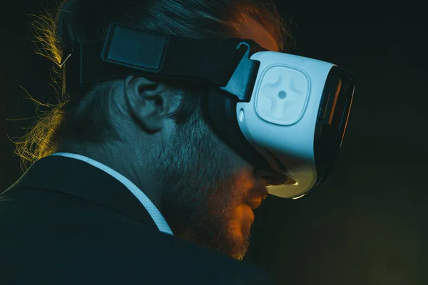 Homme utilisant casque de réalité virtuelle — Photo de stock