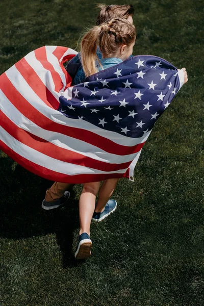 Hermanos con bandera americana - foto de stock