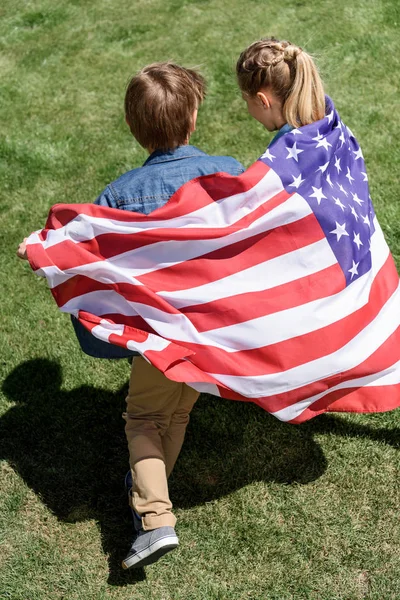 Geschwister mit amerikanischer Flagge — Stockfoto