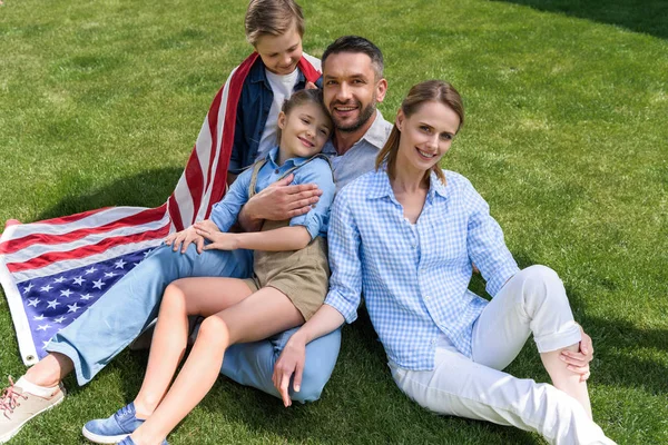 Famille heureuse avec drapeau américain — Photo de stock