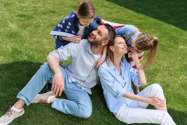 Familia feliz con bandera americana - foto de stock