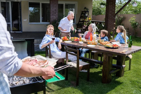 Famiglia felice al barbecue — Foto stock