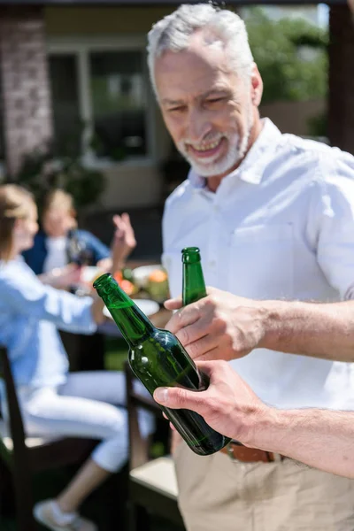 Uomini che bevono birra — Foto stock