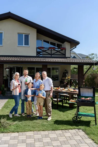 Familia feliz en la barbacoa - foto de stock