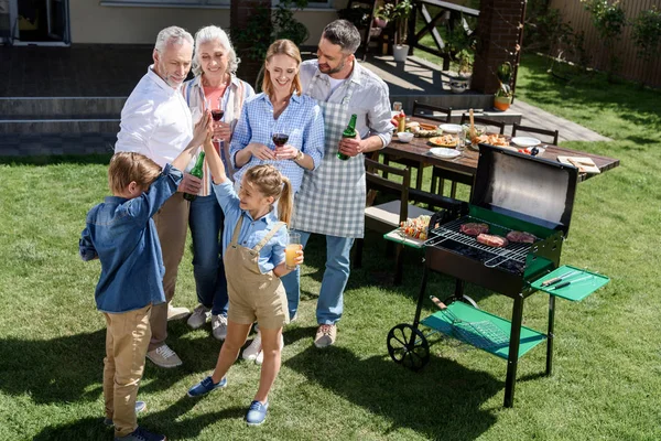 Famille ayant barbecue ensemble — Photo de stock