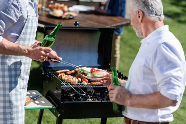 Uomo che serve cibo cotto — Foto stock