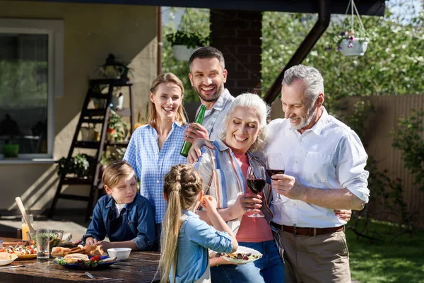 Famiglia sorridente facendo picnic sul patio — Foto stock