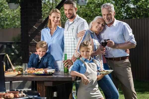 Щаслива сім'я має пікнік на патіо — Stock Photo