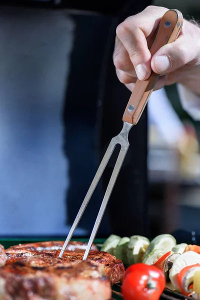 Bistecca pungente a mano con forchetta barbecue — Foto stock