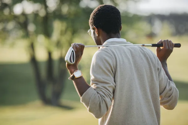 Афроамериканський чоловік грає в гольф — стокове фото